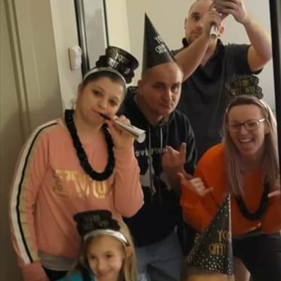 Meet your Posher, Tori - Picture 1 of 3